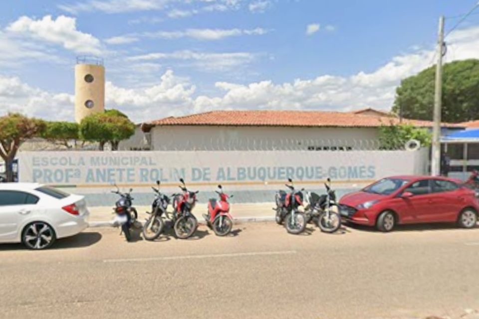 A Escola Municipal Professora Anete Rolim, localizada no bairro de Pedra Linda, é uma das unidades de ensino atingidas pela falta de água/Foto: Reprodução / Google Street View