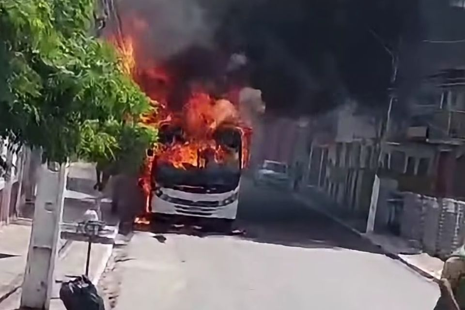 Ônibus transportava estudantes do município no momento em que entrou em chamas/Foto: Reprodução/Instagram
