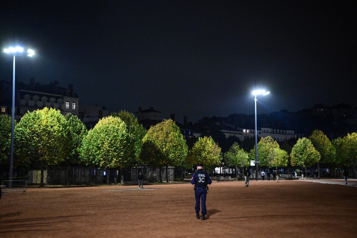 Policial francês faz patrulha durante um toque de recolher parcial em Lyon, em 19 de outubro de 2026/OLIVIER CHASSIGNOLE/AFP