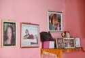 A aus&ecirc;ncia de Esther presente atrav&eacute;s imagens na parede de casa  - Foto: Maur&iacute;cio Ferry/DP Foto