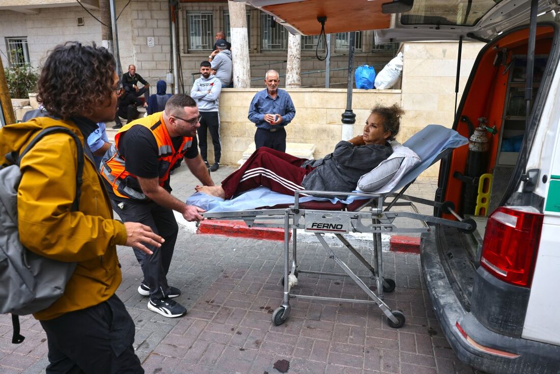 A fotojornalista Heidi Levine foi transferida para uma ambulância, vinda do hospital do governo na cidade de Ramallah, capital administrativa da Palestina, no centro da Cisjordânia./AHMAD GHARABLI / AFP