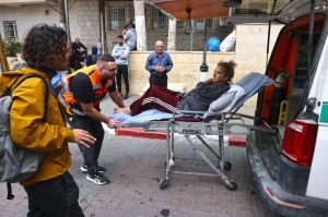 A fotojornalista Heidi Levine foi transferida para uma ambul&acirc;ncia, vinda do hospital do governo na cidade de Ramallah, capital administrativa da Palestina, no centro da Cisjord&acirc;nia.