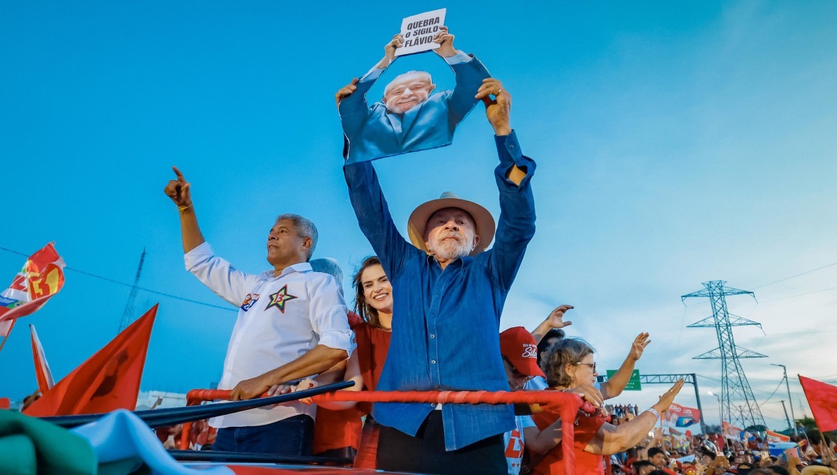 Em ato que atravessou Bahia e Pernambuco, o presidente Lula (PT) levantou miniatura sua pedindo quebra de sigilo/ Ricardo Stuckert