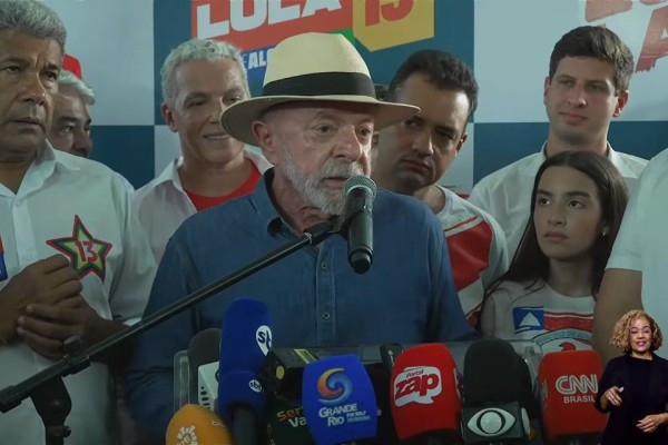 Lula condiciona abertura de sigilo banc&aacute;rio &agrave; ades&atilde;o de Fl&aacute;vio Bolsonaro