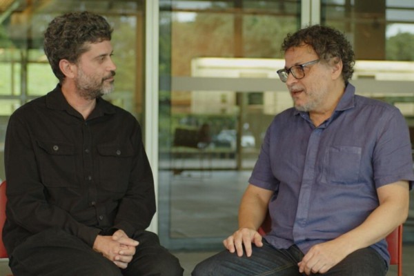 Ivan Marques, biógrfo de João Cabral, ao lado de Lirinha (Divulgação)