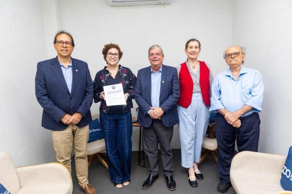 Maurício Pina, eleito presidente da Academia Pernambucana de Engenharia (Apeeng), ao lado dos integrantes da nova mesa diretora, que assume a instituição para o triênio 2026-2028 (Foto: Karol Rodrigues/DP Foto)