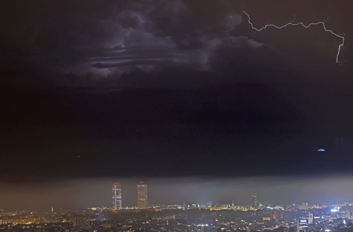 Trovões no céu de Barcelona, na Espanha /Foto: URBANANDSPORT / NURPHOTO / NURPHOTO VIA AFP