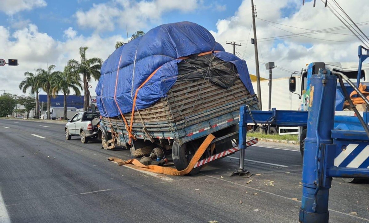 Caminhão tombou no no km 65 da BR 101 na Iputinga, em frente ao Atacadão, sentido Ceasa/Foto: Divulgação/PRF