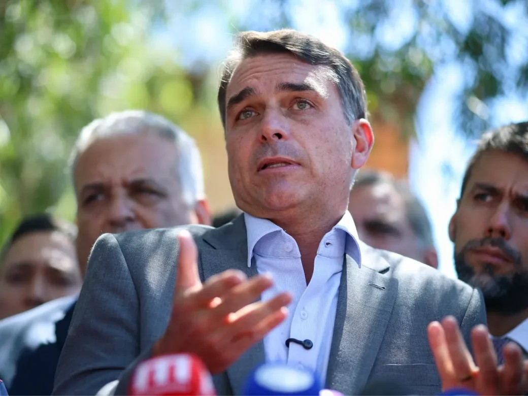 Fl&aacute;vio apaga posts em que criticava Bolsa Fam&iacute;lia e chamava benef&iacute;cio de "bolsa-farelo" - AFP