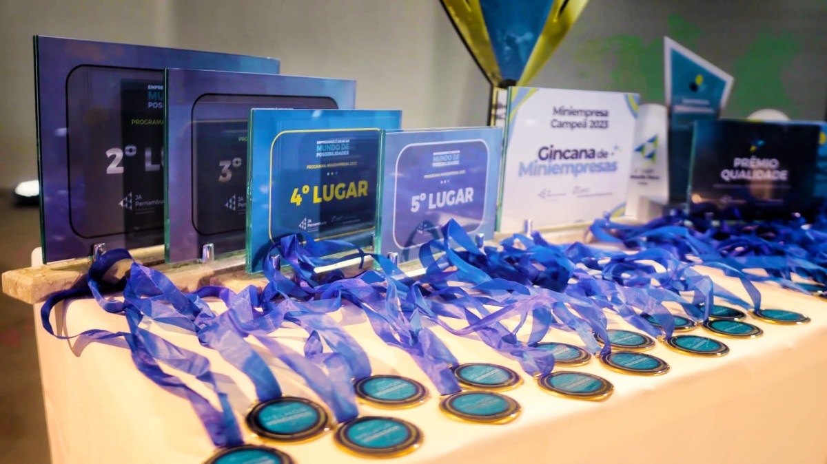 Formatura de Miniempresas distribuiu medalhas para formandos do curso/Foto: Divulgação/Maíra Passos