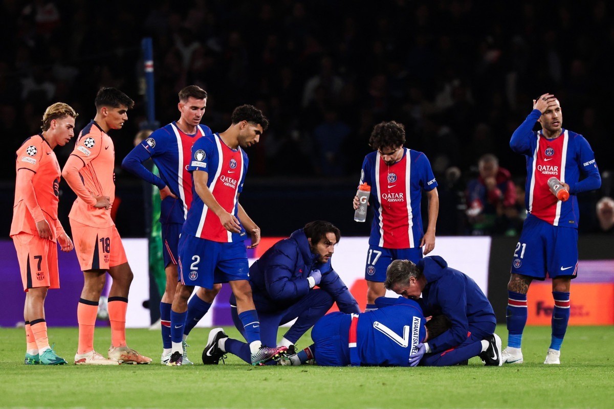 Khvicha Kvaratskhelia após lesão pelo PSG/Franck Fife/AFP