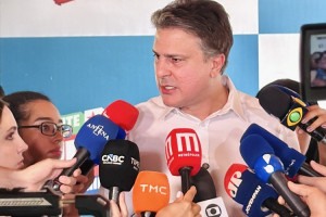 "H&aacute; uma tentativa clara de tentar impedir os avan&ccedil;os da campanha do presidente Lula no Brasil", afirmou o ministro