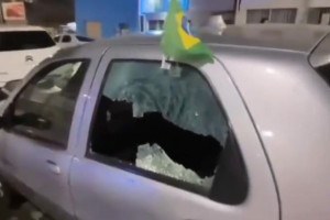 Tiroteio entre suspeitos e policiais destr&oacute;i carros no Morro da Concei&ccedil;&atilde;o, na Zona Norte do Recife