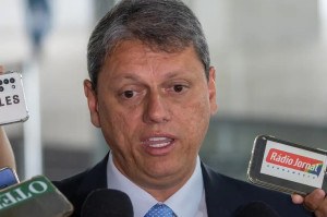 O governador de S&atilde;o Paulo, Tarc&iacute;sio de Freitas