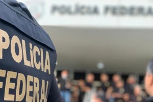 Ao todo, oito policiais federais deram cumprimento a dois mandados de busca e apreens&atilde;o e um de pris&atilde;o preventiva, nos munic&iacute;pios de Recife e Ipojuca