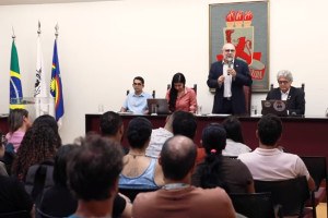 Reitor da UFPE, Alfredo Gomes, falando com estudantes e pesquisadores no pr&eacute;dio da Reitoria