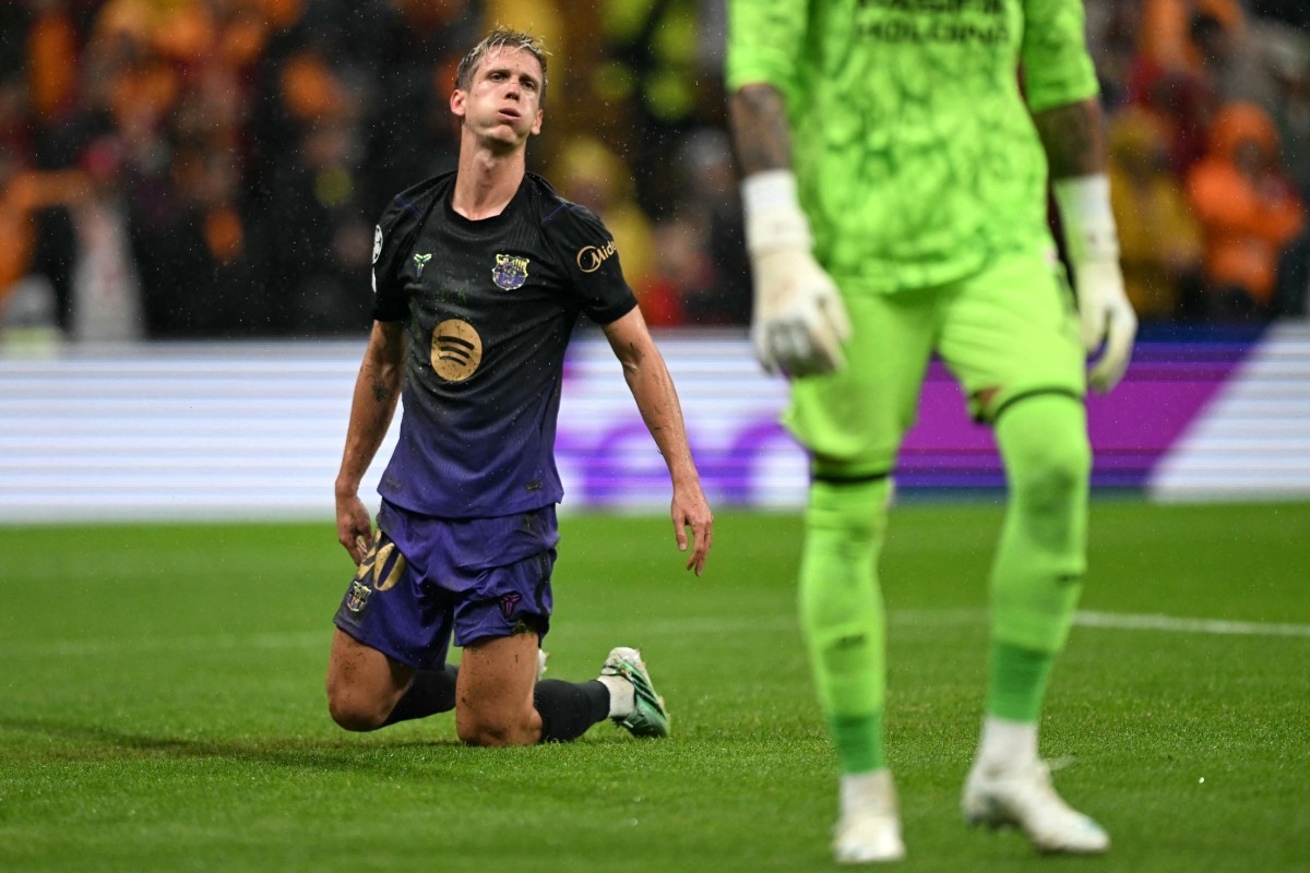 Dani Olmo ficar&aacute; um m&ecirc;s afastado por les&atilde;o e vira desfalque no Bar&ccedil;a contra Real Madrid - OZAN KOSE / AFP