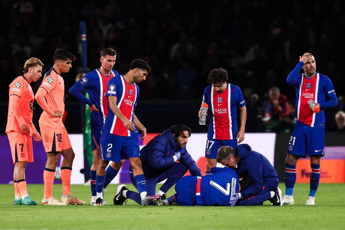Kvaratskhelia rompe ligamento e perde temporada no PSG; Marquinhos e Demb&eacute;l&eacute; s&atilde;o outras baixas - Franck Fife/AFP