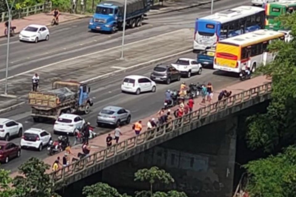 O corpo foi encontrada às margens do Rio Capibaribe, nas proximidades da Ponte da Caxangá, no bairro da Várzea.  /Foto: Reprodução / Redes socias
