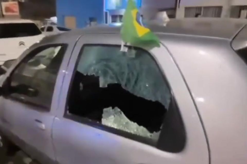 Tiroteio entre suspeitos e policiais destr&oacute;i carros no Morro da Concei&ccedil;&atilde;o, na Zona Norte do Recife - Foto: Reprodu&ccedil;&atilde;o / Redes sociais