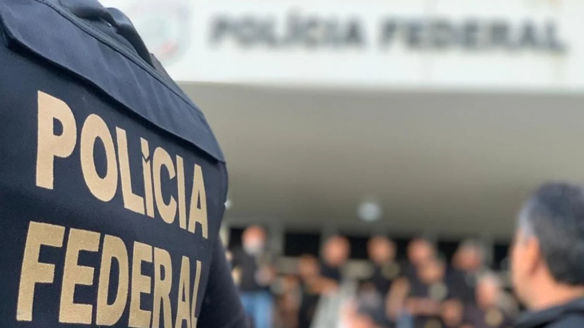 Ao todo, oito policiais federais deram cumprimento a dois mandados de busca e apreensão e um de prisão preventiva, nos municípios de Recife e Ipojuca/Foto: Divulgação/PF