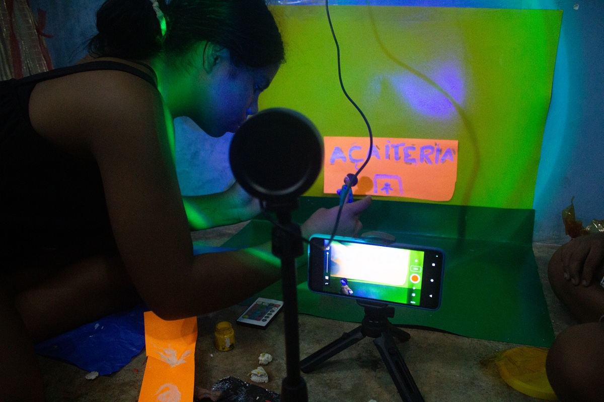Oficina é uma experiência de criação audiovisual para crianças em que o celular é usado para contar histórias das próprias crianças (Foto: Thays Medusa)