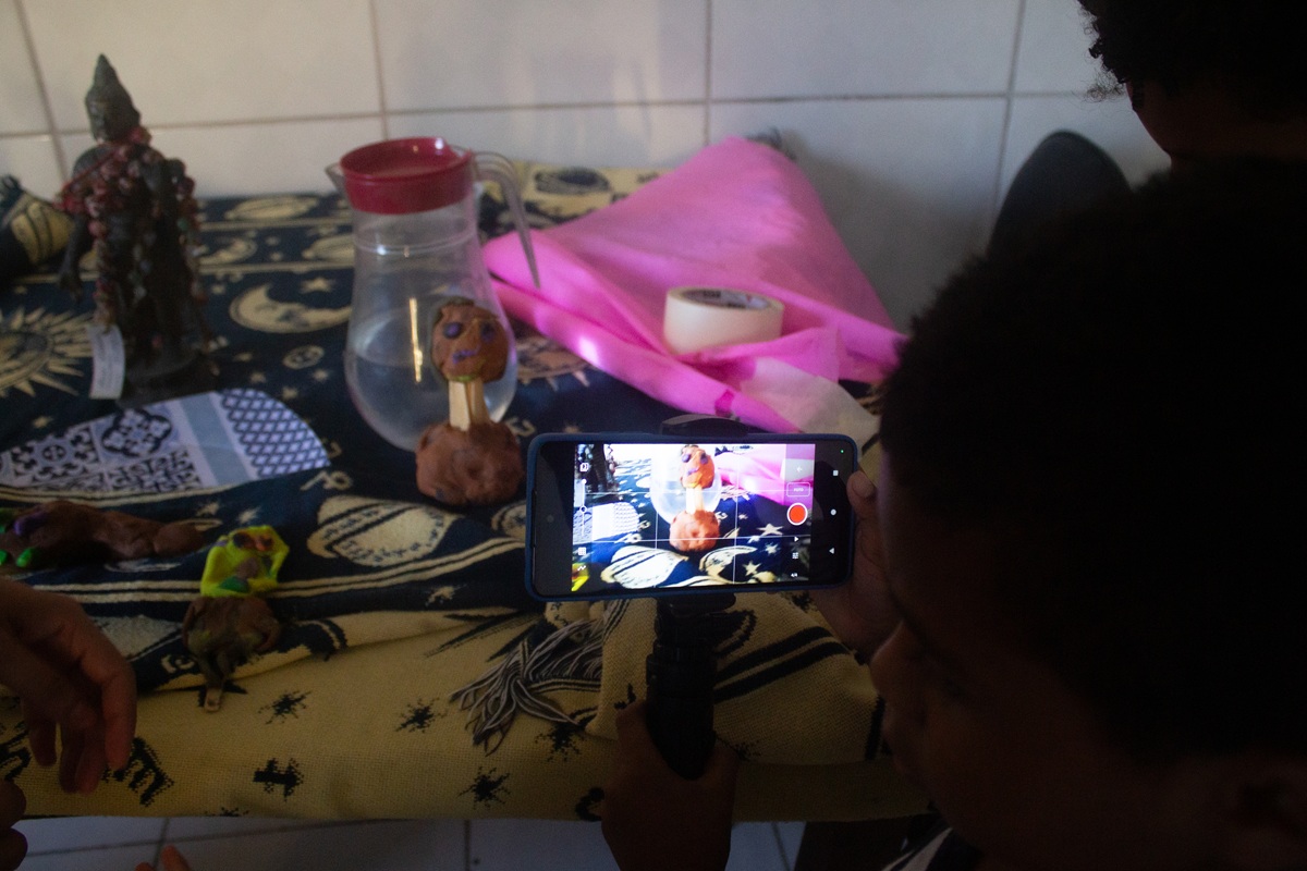 Com facilitação da pernambucana Layane Santos, a oficina ocorre de outubro a novembro nos bairros do Ibura, Várzea e Pina (Foto: Thays Medusa)