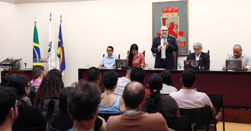 Reitor da UFPE, Alfredo Gomes, falando com estudantes e pesquisadores no prédio da Reitoria/Foto: Reprodução/UFPE