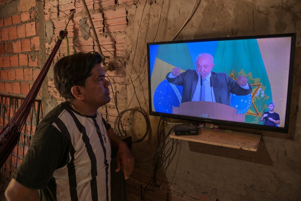 Antonio Marcos assiste a pronunciamento de Lula em sua casa, no assentamento do MST Padre Trindade, em Vargem Grande-MA/Nelson Almeida/AFP