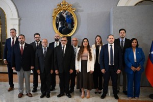 Dinorah Figuera e os membros de sua delega&ccedil;&atilde;o posam para uma foto oficial no encerramento da terceira rodada de negocia&ccedil;&otilde;es de di&aacute;logo pol&iacute;tico, no Hotel Melia, em Caracas