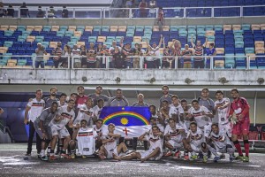 Elenco do Santa Cruz comemora vaga na Copa do Brasil Sub-20