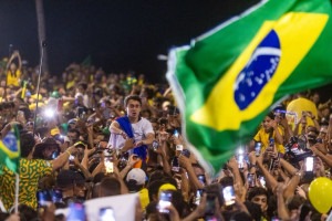 Ato com Nikolas Ferreira mobilizou apoiadores de Fl&aacute;vio Bolsonaro no bairro de Boa Viagem