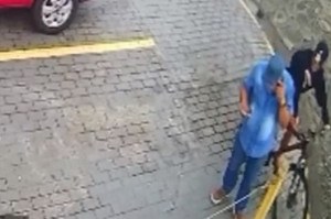 Imagens de c&acirc;meras de seguran&ccedil;a registraram o momento em que o idoso sofreu a tentativa de furto