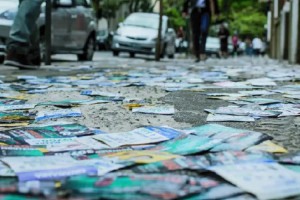 Colas eleitorais - os chamados 'santinhos' - jogados na rua