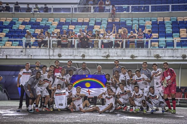 Elenco do Santa Cruz comemora vaga na Copa do Brasil Sub-20