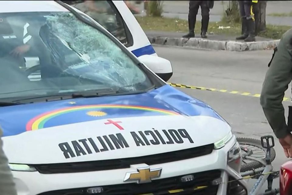 Colisão envolveu um ciclista e uma viatua da PM/Foto: Reprodução/TV Globo