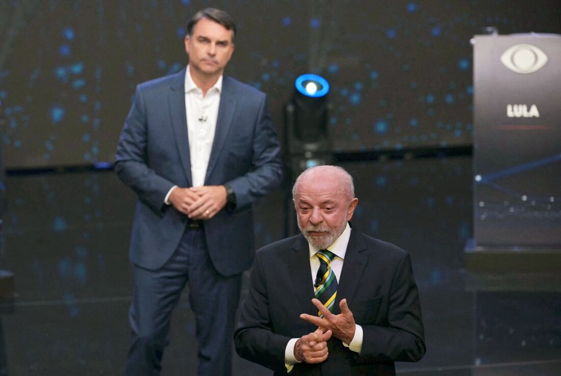 Lula (PT) fez desafio a Flávio Bolsonaro (PL) no em debate eleitoral no domingo (18)/Nelson Almeida/AFP
