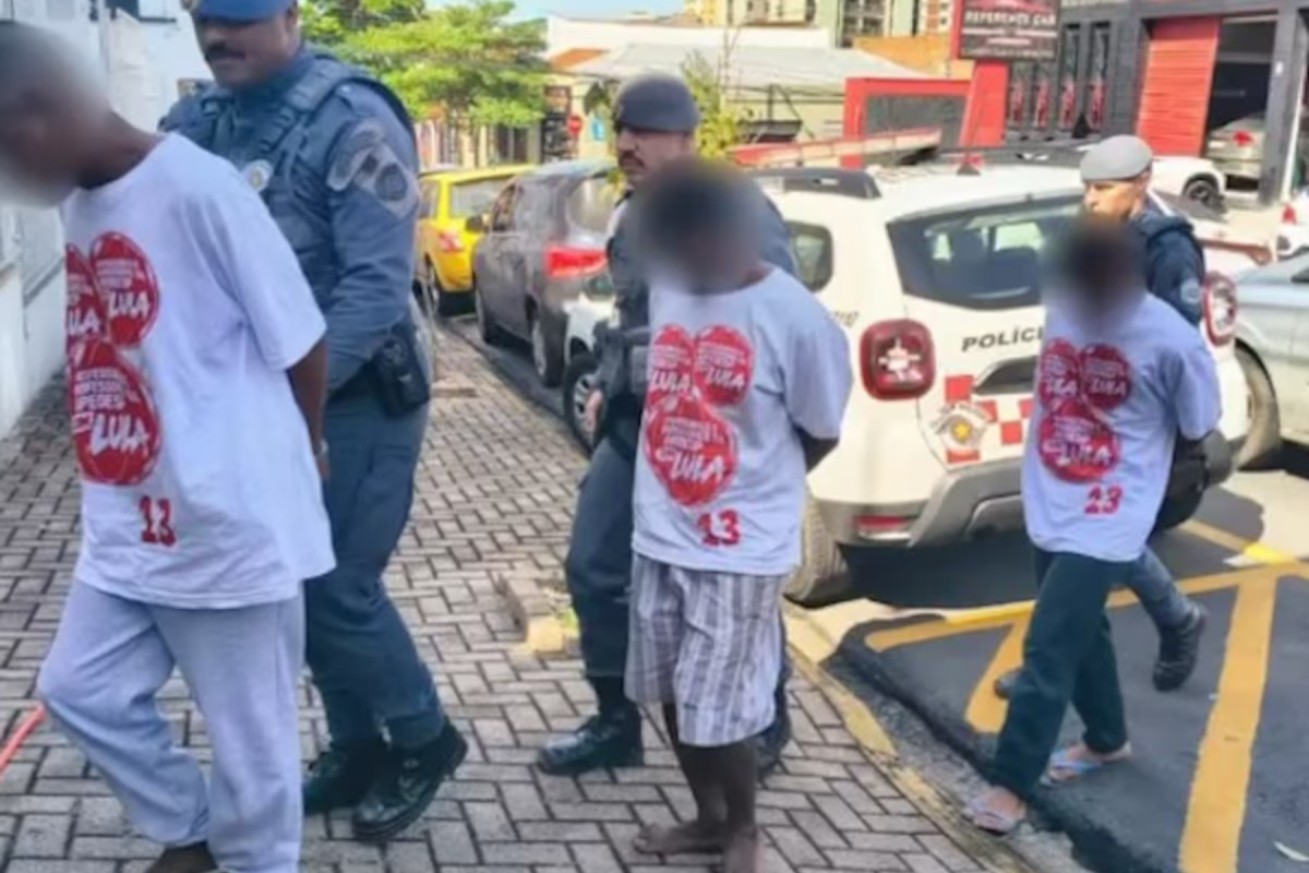PMs s&atilde;o acusados de obrigar jovens presos por suspeita de tr&aacute;fico a vestir camiseta do PT - Reprodu&ccedil;&atilde;o/Redes sociais