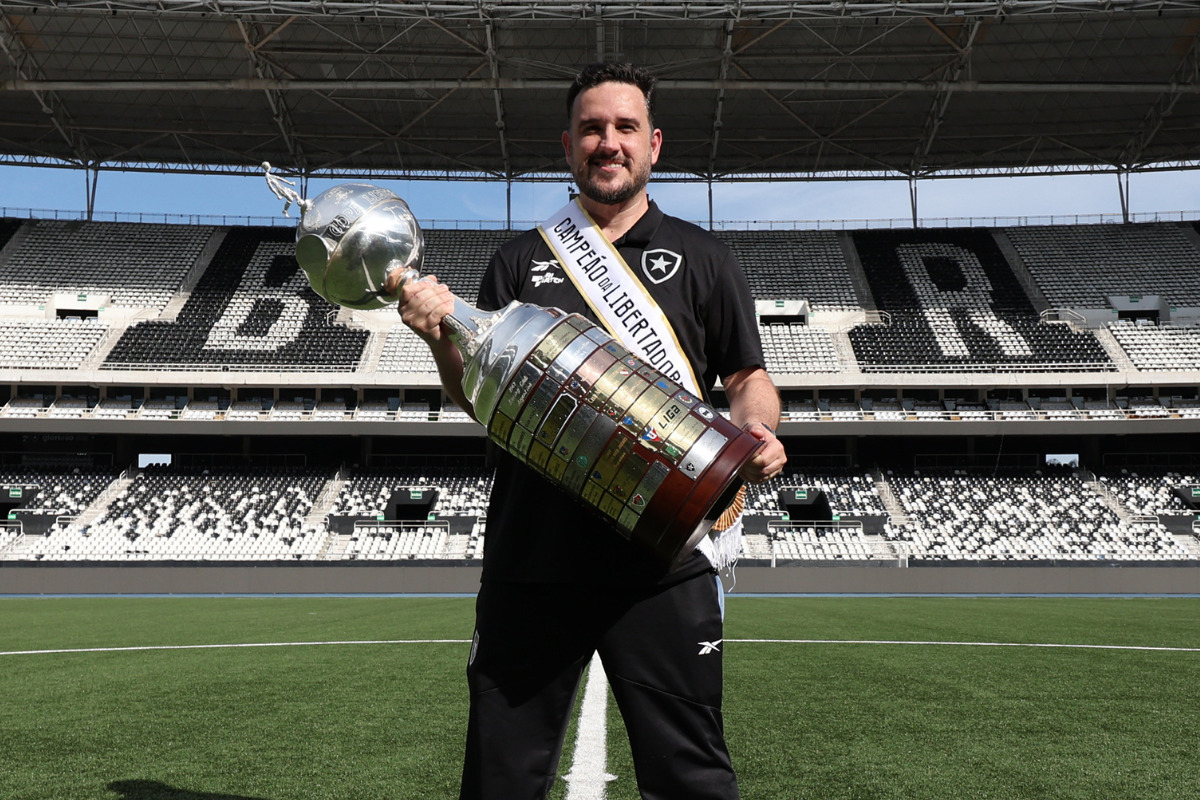 Santa Cruz encaminha contrata&ccedil;&atilde;o de Raphael Rezende: conhe&ccedil;a o ex-Botafogo que vai ajudar nas contrata&ccedil;&otilde;es para 2027 - Vitor Silva/Botafogo