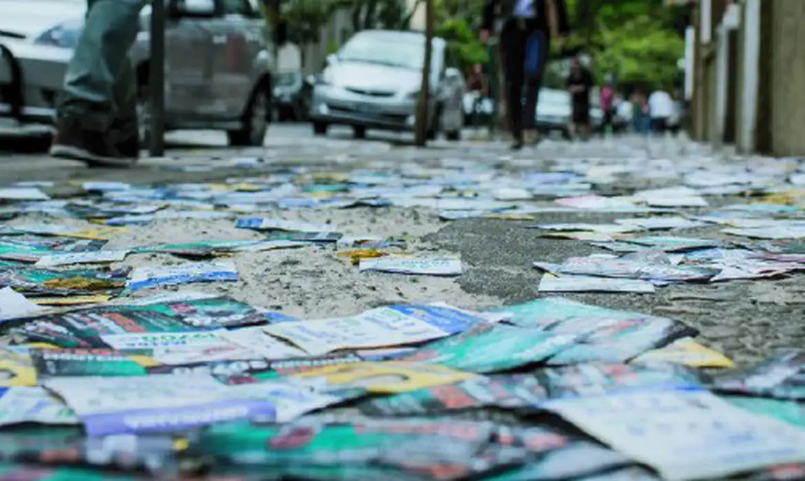 Colas eleitorais - os chamados 'santinhos' - jogados na rua/TRE-SC/DIVULGAÇÃO