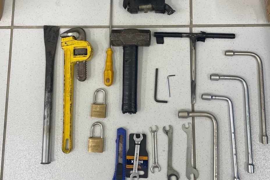 Algumas ferramentas utilizadas durantes o furto de veículos/Foto: Divulgação/PC-PE