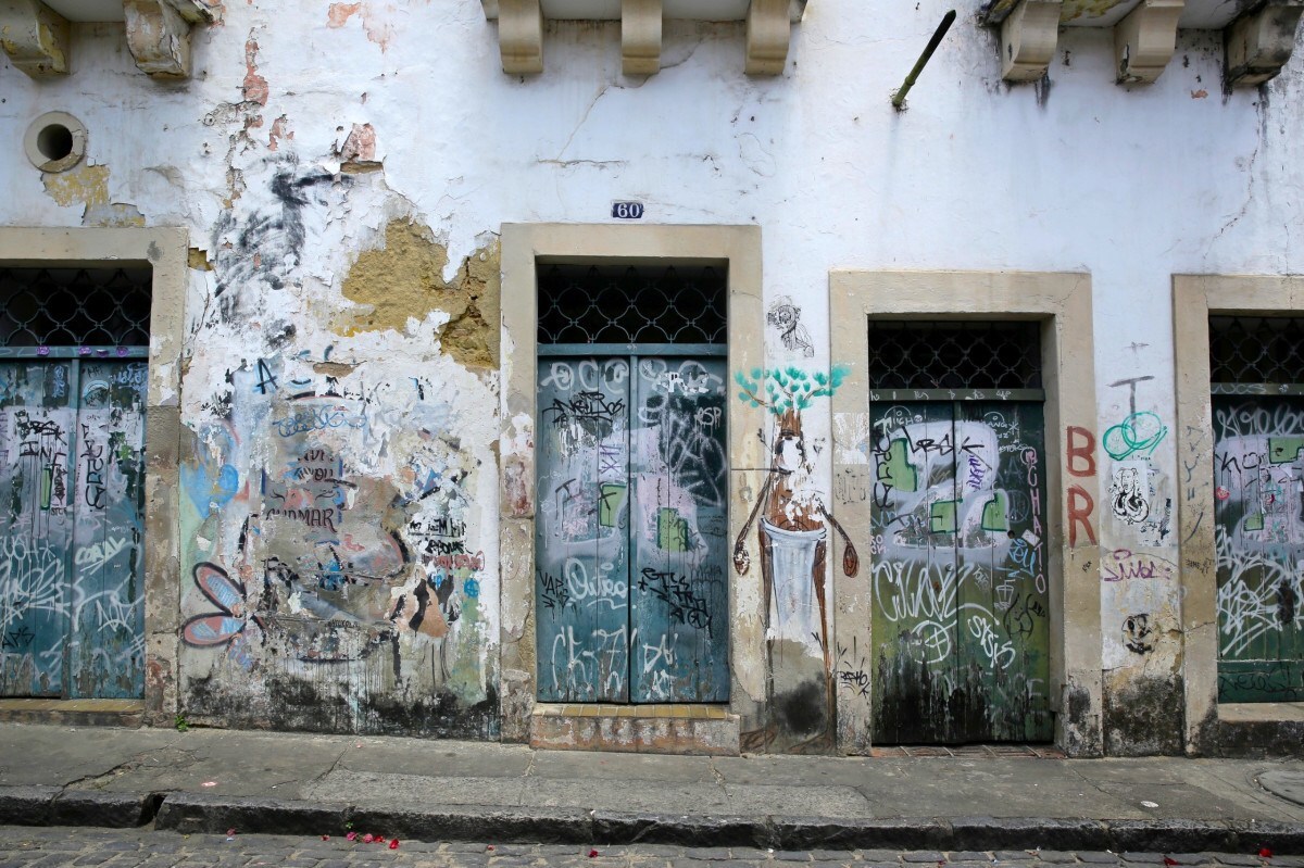 Algumas casas acumulam anos de pichações sem fiscalização ou restauro das fachadas/Maurício Ferry/ DP Foto