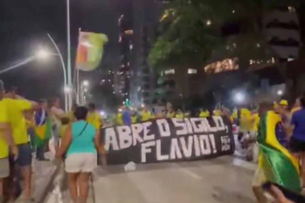 A Juventude Fogo no Pavio exibe faixa durante ato com Nikolas Ferreira, na Zona Sul do Recife/Reprodução/Instagram