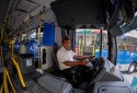 Edvaldo Filho trabalha no transporte urbano h&aacute; 11 anos, alternando entre cobrador e motorista - Rafael Vieira/DP Foto
