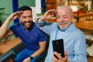 Andr&eacute; Janones e Lula em live para o 'Ex&eacute;rcito de Lula'