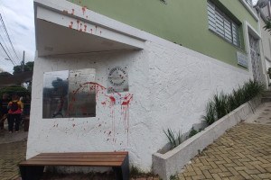 Placa de homenagem ao Clube da Esquina no bairro Santa Tereza &eacute; alvo de vandalismo com tinta vermelha