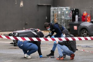 Policiais examinam evid&ecirc;ncias no local de um posto de gasolina onde um homem abriu fogo a partir de seu carro, matando uma pessoa e ferindo outras quatro