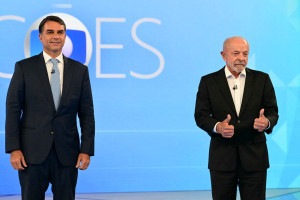 Luiz In&aacute;cio Lula da Silva (PT) e Fl&aacute;vio Bolsonaro (PL) se enfrentam no &uacute;ltimo debate antes do segundo turno das elei&ccedil;&otilde;es gerais de 2026.