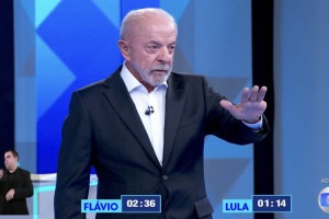 Luiz In&aacute;cio Lula da Silva (PT) e Fl&aacute;vio Bolsonaro (PL) se enfrentam no &uacute;ltimo debate antes do segundo turno das elei&ccedil;&otilde;es gerais de 2026.