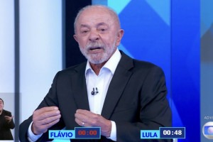 Luiz In&aacute;cio Lula da Silva (PT) e Fl&aacute;vio Bolsonaro (PL) se enfrentam no &uacute;ltimo debate antes do segundo turno das elei&ccedil;&otilde;es gerais de 2026.